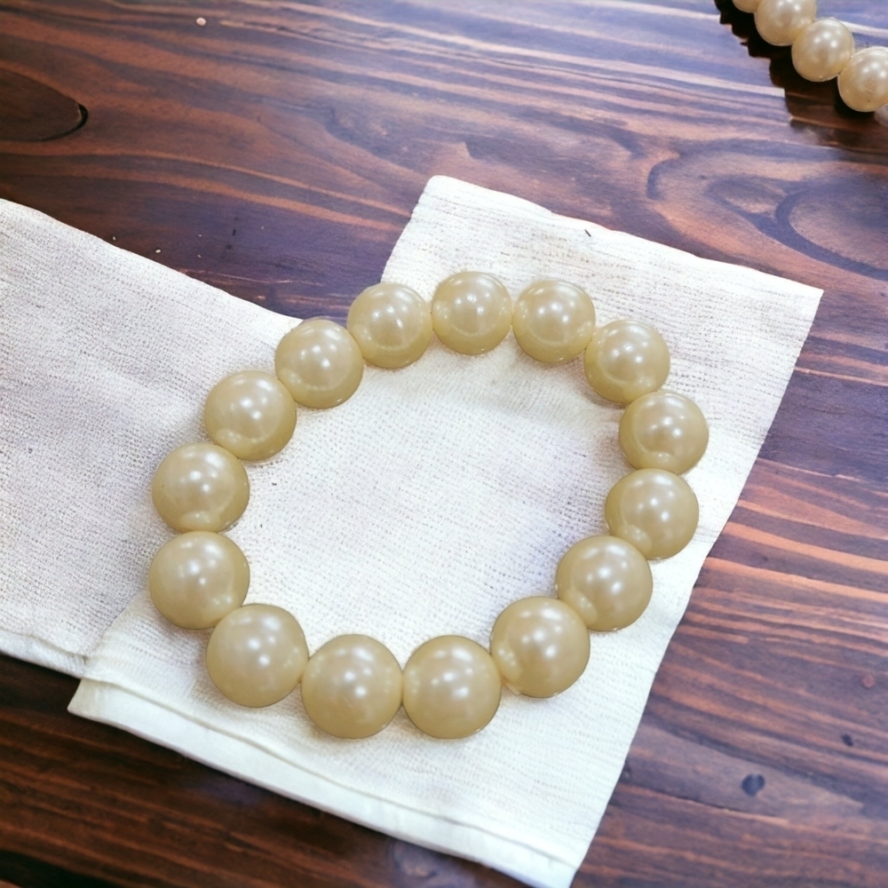Stretchy White Pearl Bracelet